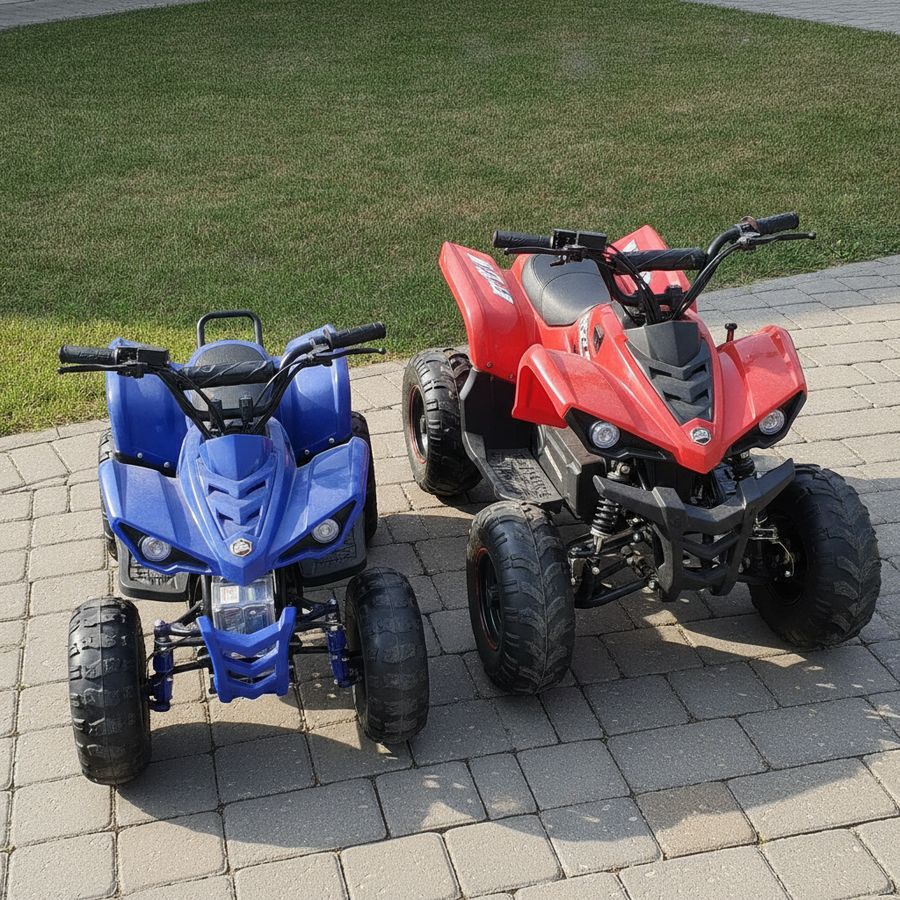 Twee kinderquads staan naast elkaar op bestrating en gras in helder daglicht.